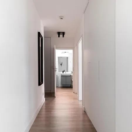Flatbook - Riverside Loft With Parking 아파트